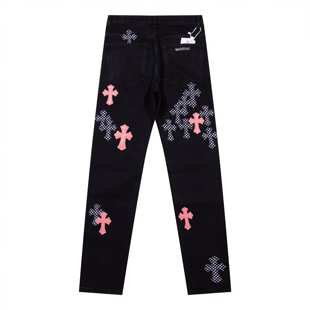 P260 Style number: H377 Chrome hearts Cross patch leather jeans workwear logging pants Chrome hearts logging pants are here! ! ! CH Croix Heart Double Knee Cross Patch Leather Bo1 Style Logging Pants Straight-leg Work Pants B136 Croix Heart Cross Sanskrit Overalls Price 4W Level, Patched Cross Pattern Decoration, High Waist Washed Jeans! ! Absolutely high-end luxury products, 1.9W level god-level single products, super popular products, made by top heavy industry, not to be missed. About Zangyin, this is an extremely luxurious fashion brand, which can also be called the nobles of the high street. It has always been an exclusive brand of some hipsters or rich second generation. Compared with ordinary high streets, it is more luxurious and noble. Compared with luxury brands, it has a more fashionable personality and has always been a brand that I have a special liking for. Imported yarn is custom-woven into a high-density twill canvas, which ensures a crisp silhouette while also making the fabric feel very delicate. It follows the B01 classic silhouette, with a crisp and stylish upper body. The ready-made garments are stone-ground and fermented, so they can be matched with any style. Buttons and brushed zinc are washed with genuine YKK retro metal products. Double-layered canvas on the front. Perfect details. All hardware is perfect. Size: s-XXL Color: Black